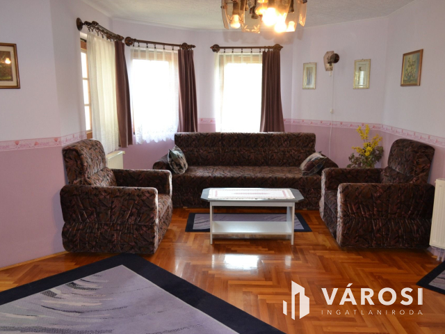 Csopakon, patakparti nívós ingatlan eladó!