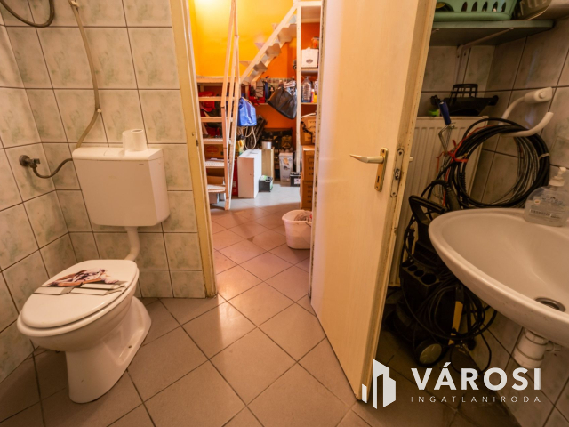 Telephely és raktár az M3 autópálya kivezetőjénél