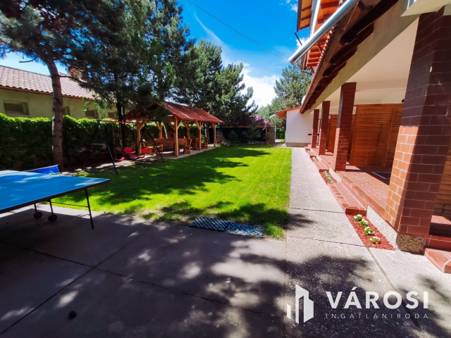 15 apartmanból álló apartmanház eladó Siófokon