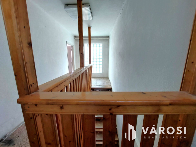 SZÁLLÁSHELY létesítésére alkalmas kétszintes IRODAHÁZ