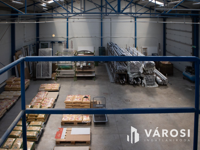 Kiváló csarnok aszfaltozott út mellett kiadó