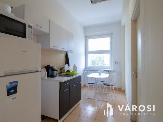 Telephely irodaházzal, 180 m2-es üzlettel és parkolókkal
