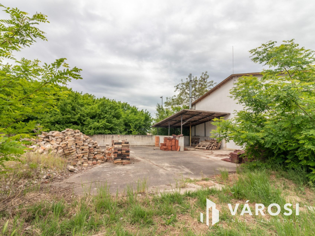 Korszerű épülettel ipari terület eladó!