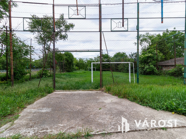 Eladó üzlethelyiség nagy telekkel Bicskén