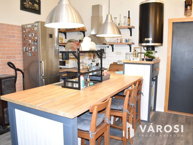 Eladó raktárépület!