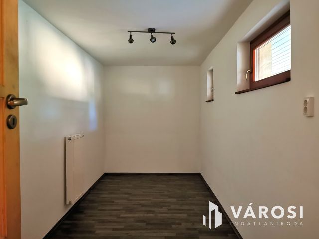 Családi ház + 3 lakás kiváló környéken eladó!