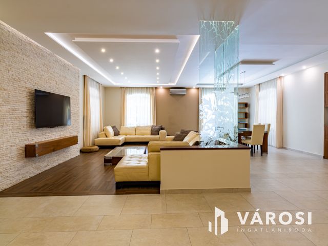 Medencés ház Gödön, 200 méterre a Dunától