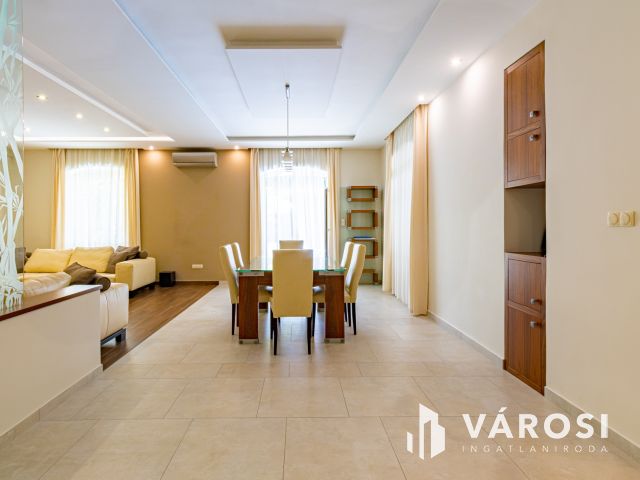 Medencés ház Gödön, 200 méterre a Dunától