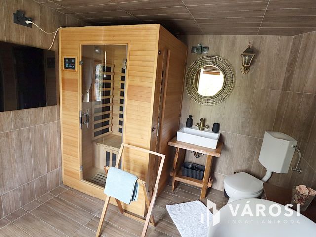 Mátrai kis faluban intim házikó eladó!