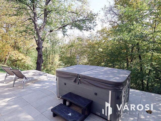 Mátrai kis faluban intim házikó eladó!