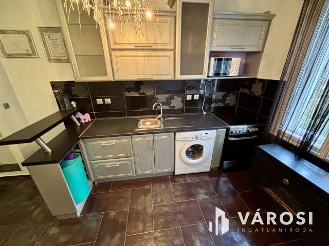 Meredek úton 2. emeleti, erkélyes lakás eladó!