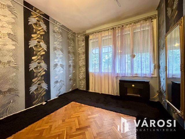 Meredek úton 2. emeleti, erkélyes lakás eladó!