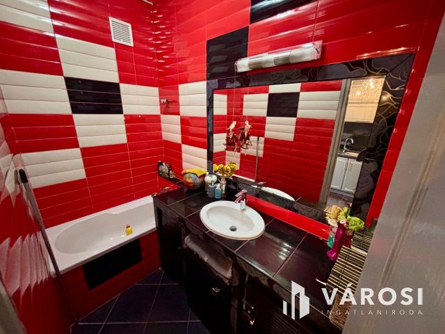 Meredek úton 2. emeleti, erkélyes lakás eladó!