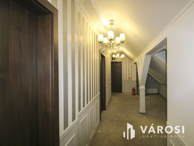 Háromszintes hotel, üzemeltetővel együtt eladó!