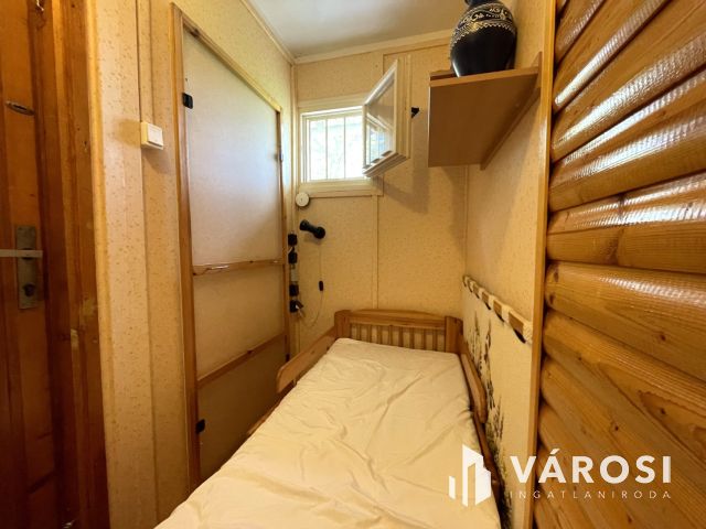 Természetközeli  kis ház nagy kerttel, horgásztó közelében