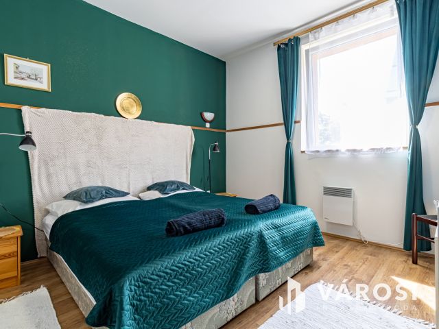 Pilisszentkereszten, három lakásos, családi ház eladó