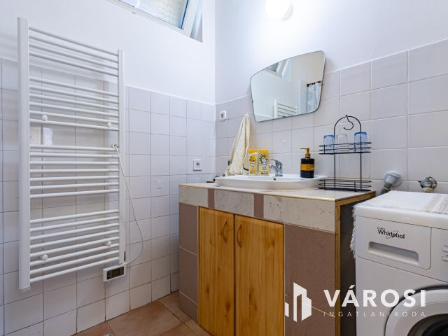 Pilisszentkereszten, három lakásos, családi ház eladó