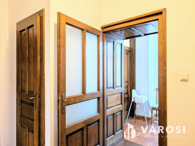 Több generációs ház a városközpontban!