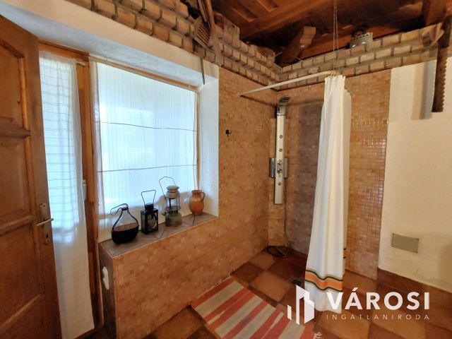 Toszkán hangulatú VíZPARTI HÁZ fürdőövezetben, napelemekkel