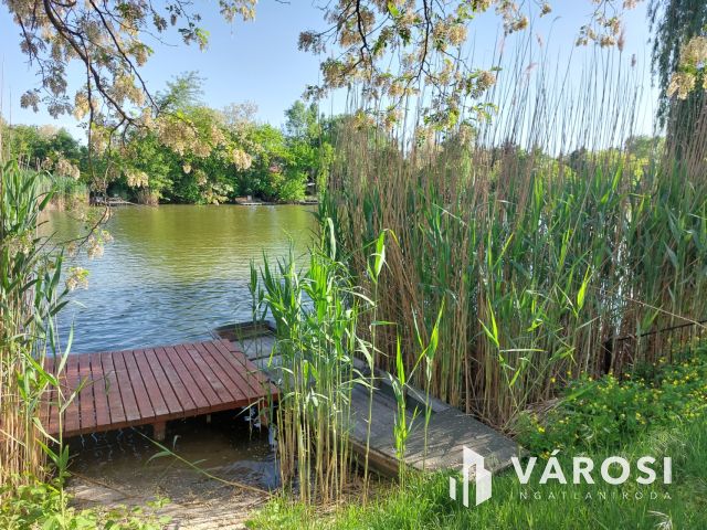 Toszkán hangulatú VíZPARTI HÁZ fürdőövezetben, napelemekkel