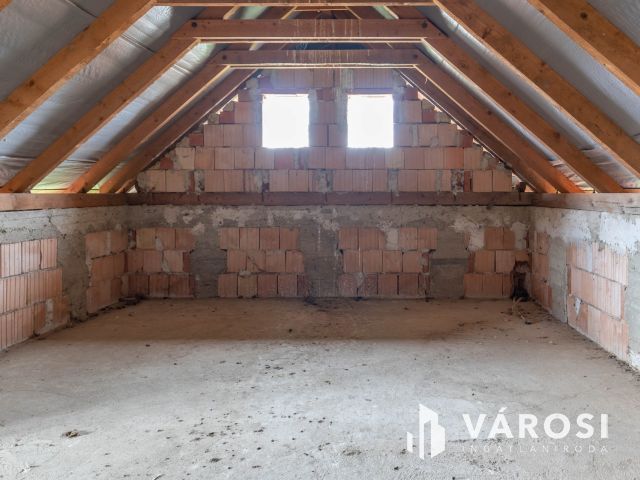 Tágas otthon lehetősége Újiráz központjában