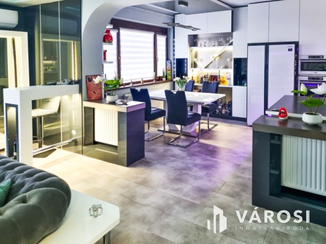 Modern stílusú ikerház, egyedi bútorokkal a belvárosban