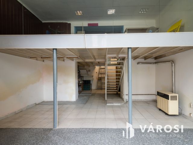Utcai bejáratos, fém galériás iroda eladó