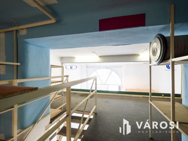 Utcai bejáratos, fém galériás iroda eladó