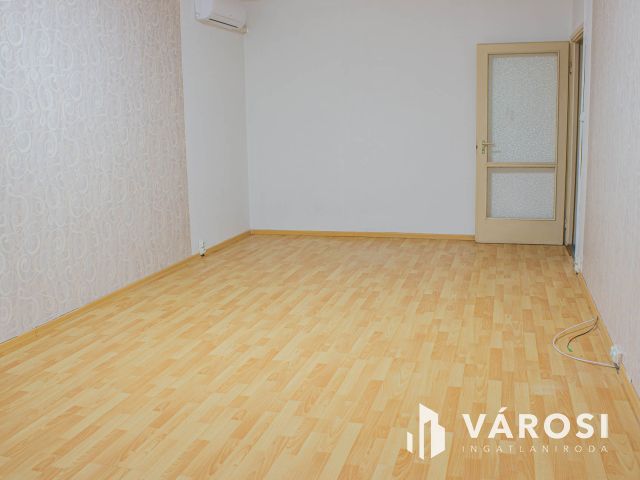 Frekventált helyen 2 szobás panelprogramos