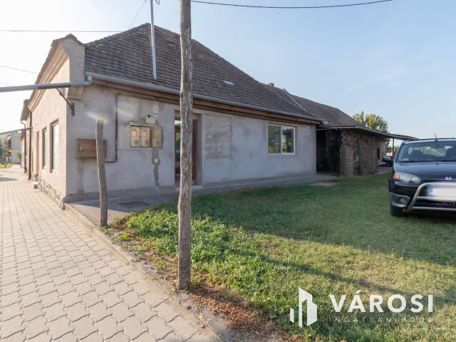 Többfunkciós, tágas, 250 m2-es családi ház Simontornyán