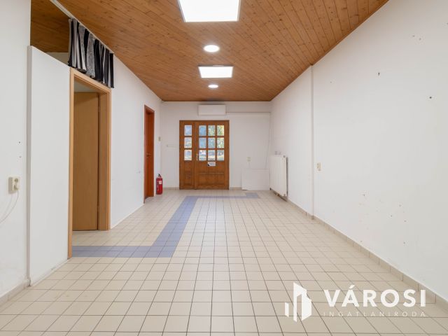 Többfunkciós, tágas, 250 m2-es családi ház Simontornyán
