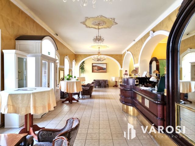 Kétszintes szállodai komplexum Békéscsaba szívében