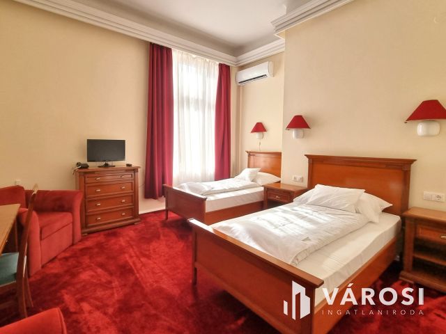 Kétszintes szállodai komplexum Békéscsaba szívében