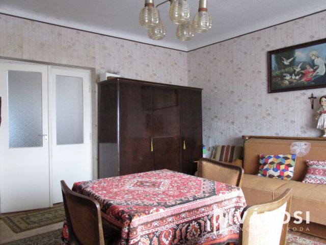 3 szobás családi ház, gazdasági épületekkel.