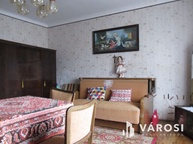 3 szobás családi ház, gazdasági épületekkel.