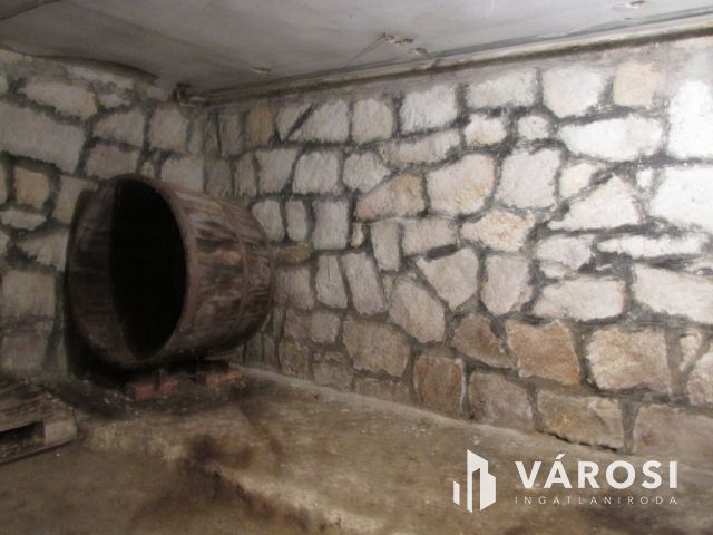 3 szobás családi ház, gazdasági épületekkel.