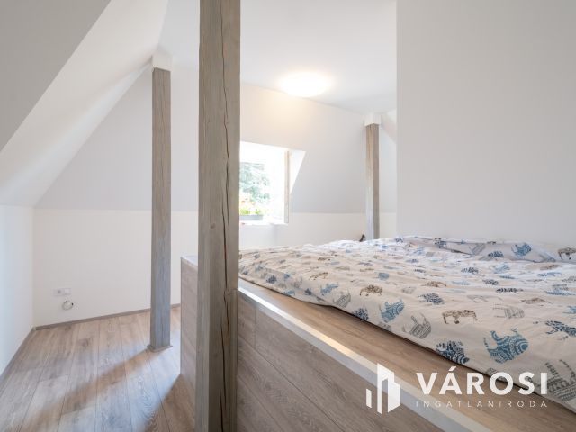 Eladó szinte új lakás Gödön: nappali + 2 háló + 2 autóbeálló