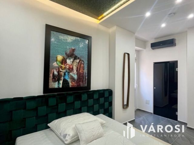 Tágas, világos Bazilikára néző luxuslakás eladó