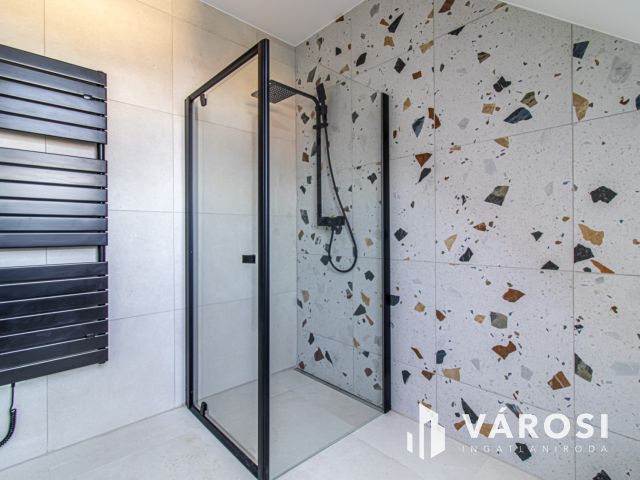 Modern 4 szobás, nagy erkélyes lakás Badacsonytomajon eladó