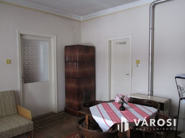 3 szobás családi ház, gazdasági épületekkel.