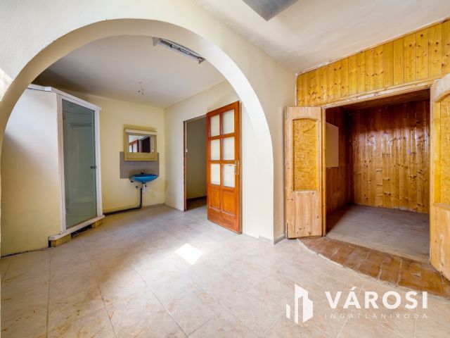 Medencés apartmanház Kőröshegyen eladó