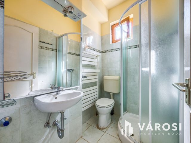 Medencés apartmanház Kőröshegyen eladó