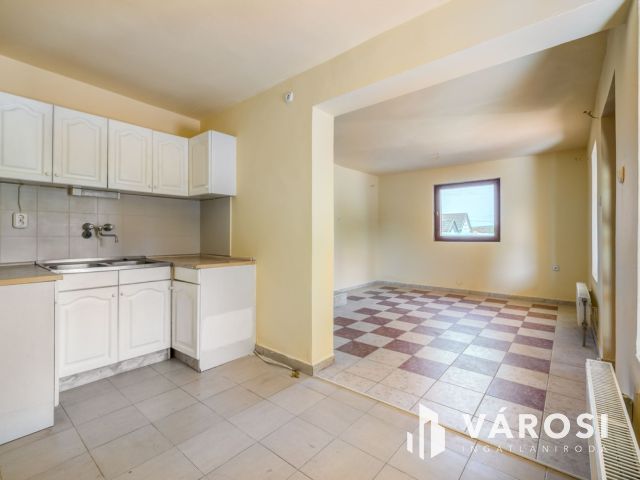 Medencés apartmanház Kőröshegyen eladó