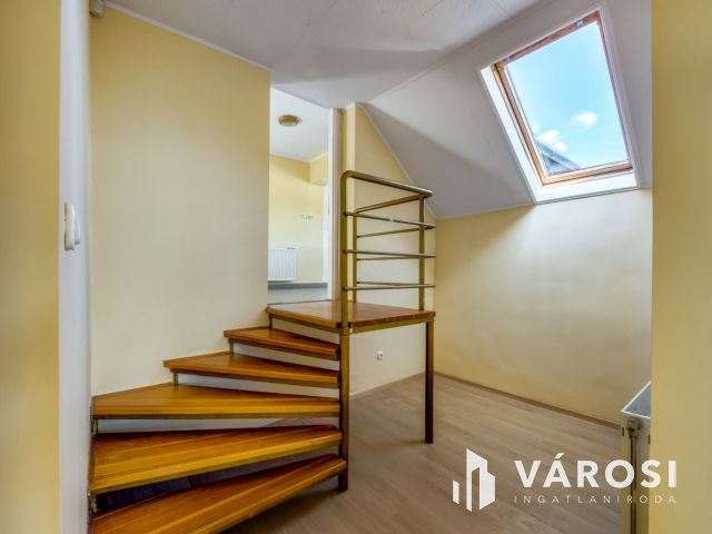 Medencés apartmanház Kőröshegyen eladó