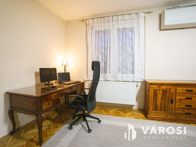 Erkélyes nagy lakás, garázs lehetőséggel a Győr belvárosában