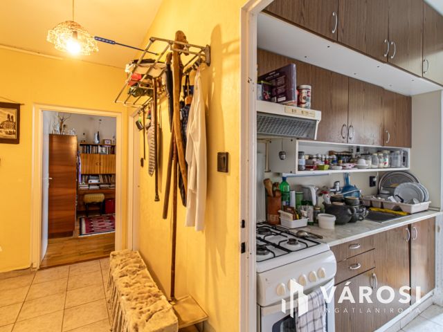 Erkélyes, világos, 2 szobás panel a Kerényi Károly utcában