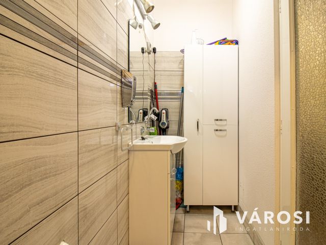 Három szintes jó állapotú családi ház dupla telken!