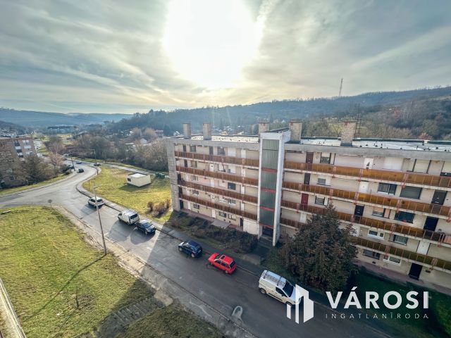 Déryné úton 2 szobás, erkélyes lakás eladó!