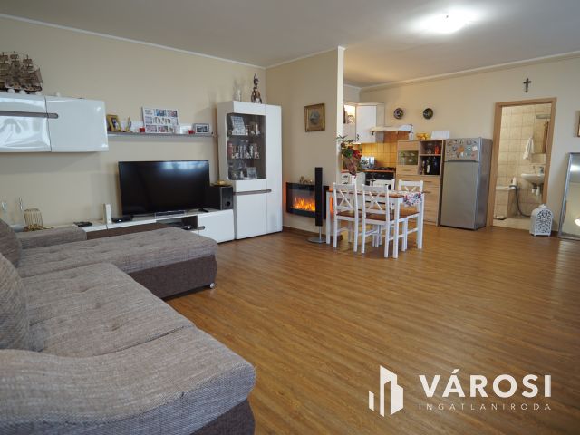 Zárt udvaros társasházban, földszinti szép lakás