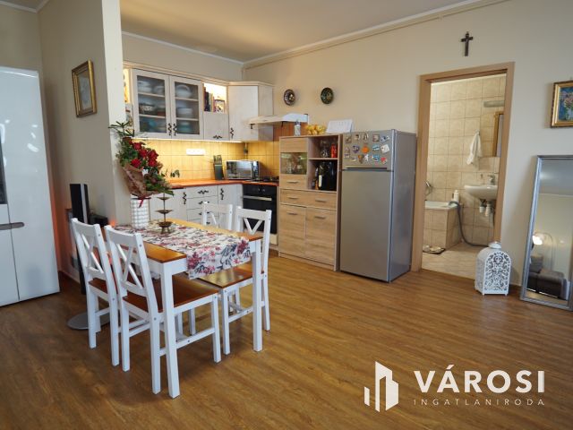 Zárt udvaros társasházban, földszinti szép lakás